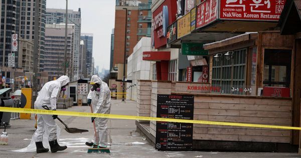 Foto: Trabajadores limpiando la sangre de la calle de Toronto donde se produjo el atentado. (Reuters)
