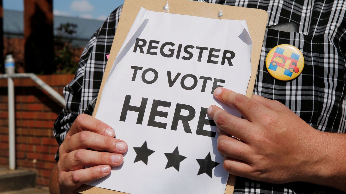 Cartel promoviendo el registro electoral durante un mitin de Hillary Clinton en Greensboro, Carolina del Norte, el 15 de septiembre de 2016 (Reuters)