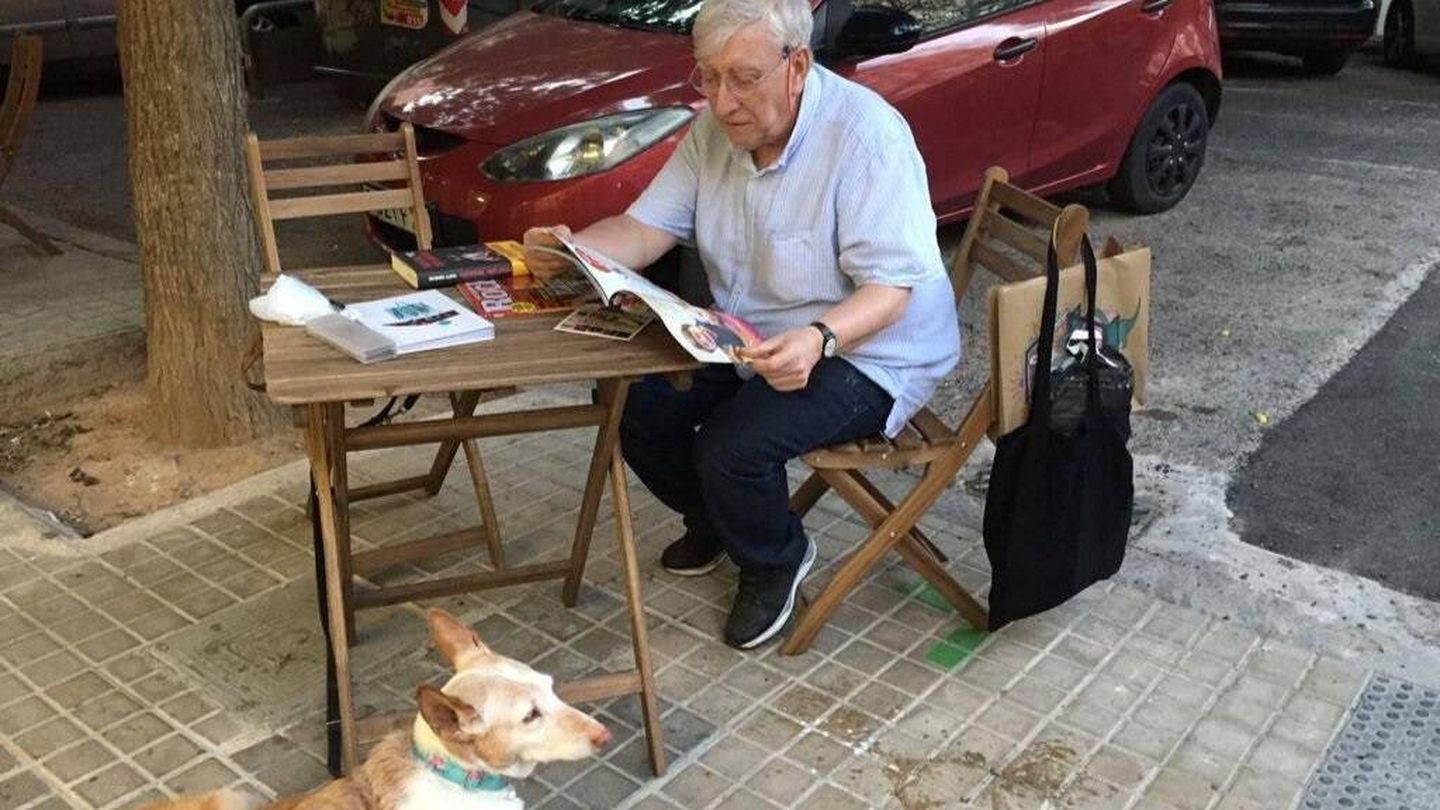 El locutor lee en una terraza de Valencia. (Elvira Asensi)