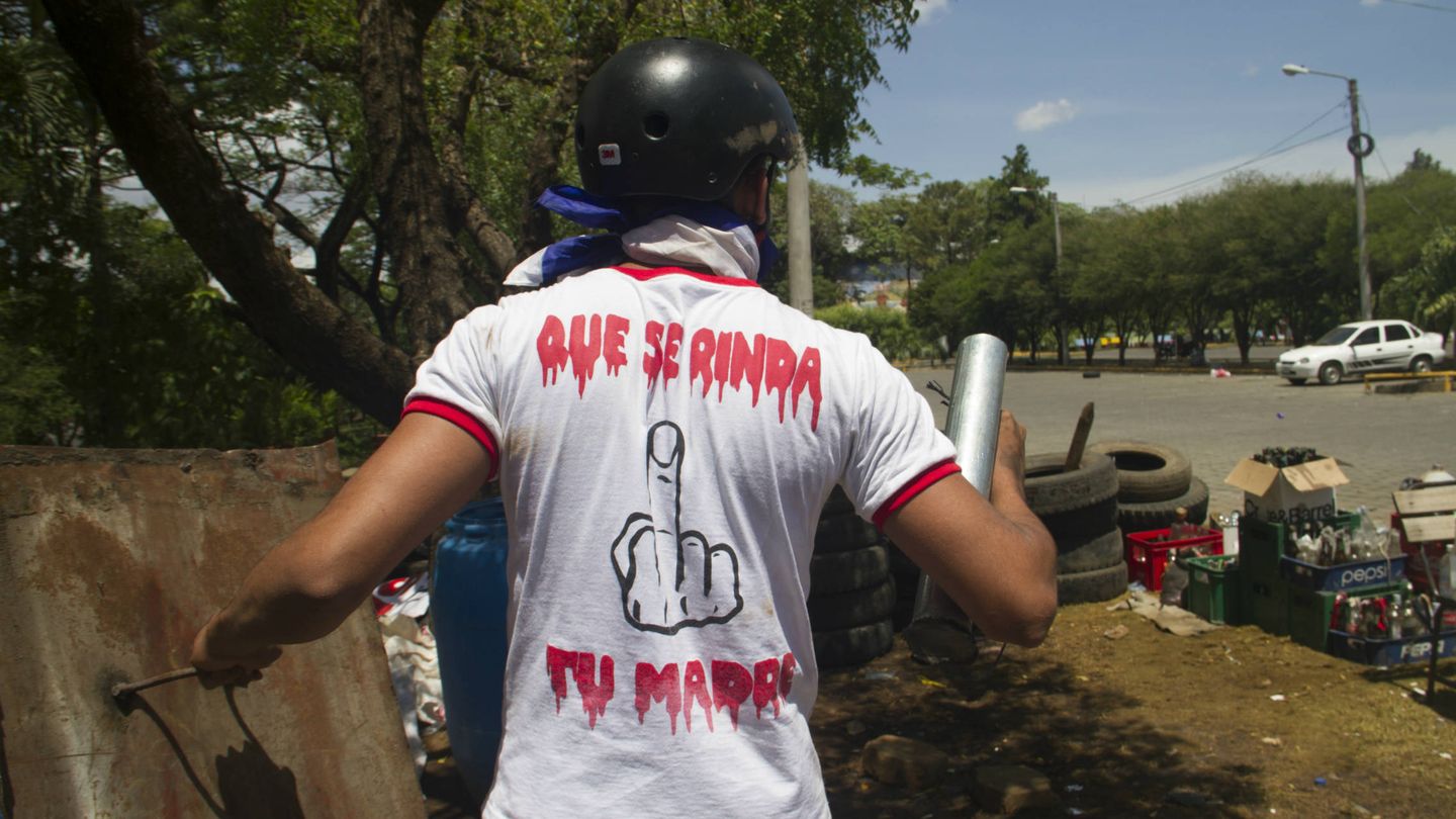 Manifestante con morteros caseros, en la Universidad Politécnica de Managua (H. Estepa)