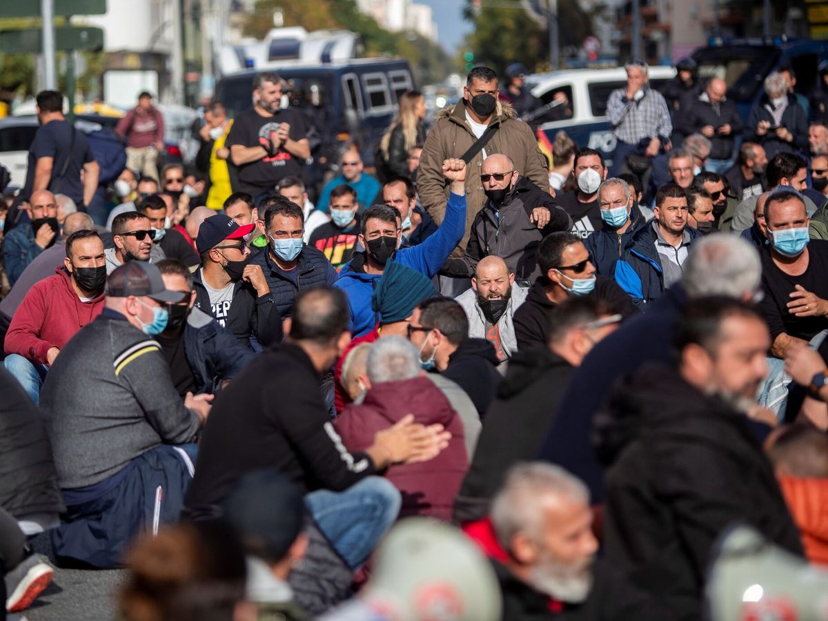 Foto: Los trabajadores del sector del metal se manifiestan por las calles de Cádiz. (EFE/Román Ríos)