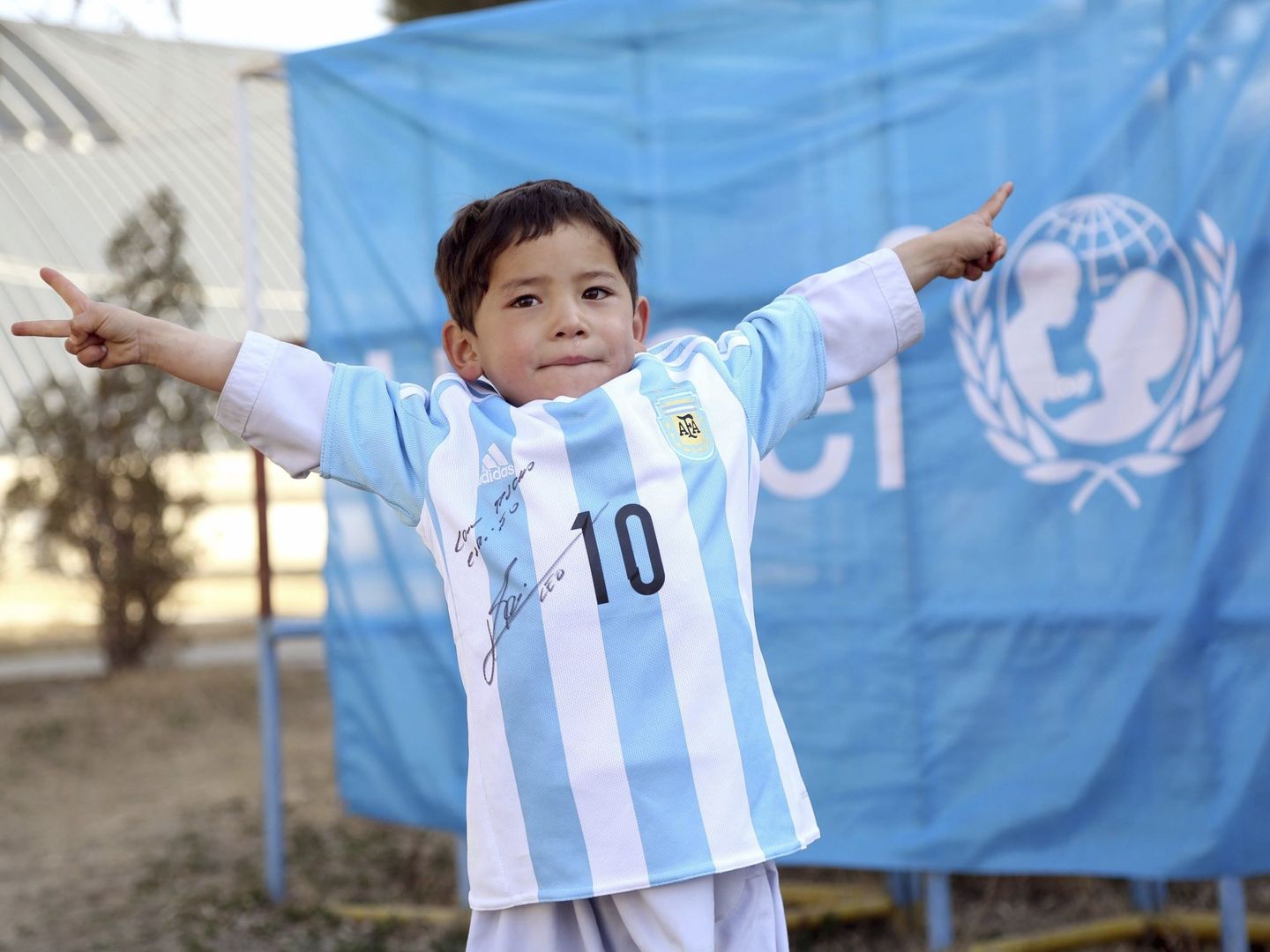 Murtanza Ahmadi, feliz a más no poder con su camiseta de Messi firmada. (EFE)