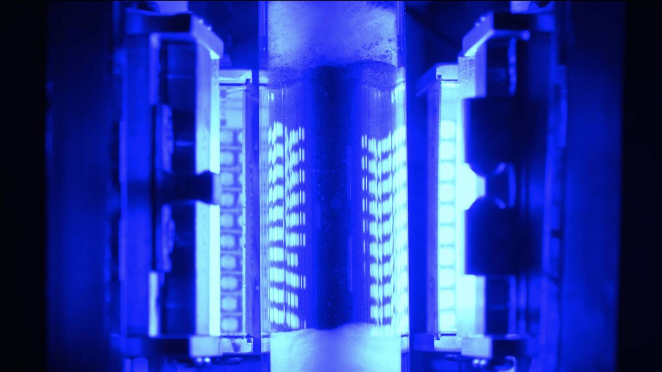 Foto: Los investigadores usaron un catalizador basado en luz LED. (Rice University)