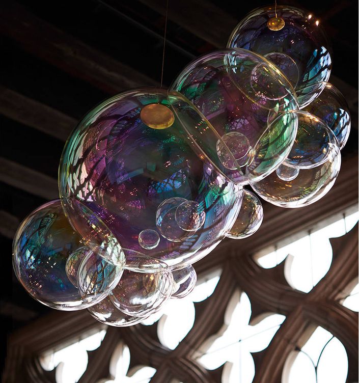 El cristal de borosilicato utilizado en la escultura, es el vidrio más estable y trasparente creado por el hombre. 