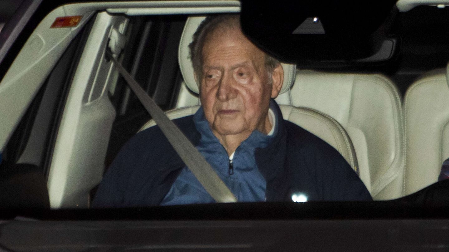 El rey Juan Carlos aterrizó este lunes en el aeropuerto de Vigo. (EFE/Salvador Sas)