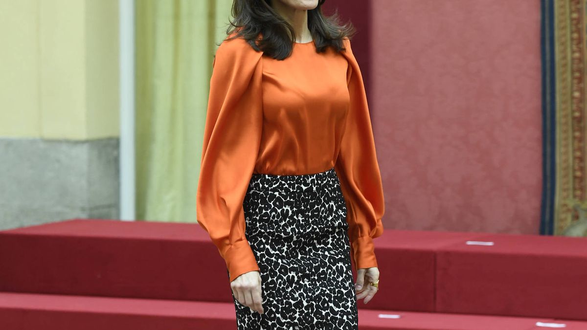 La reina Letizia apoya la marca España con esta blusa de Zara que lo tiene todo