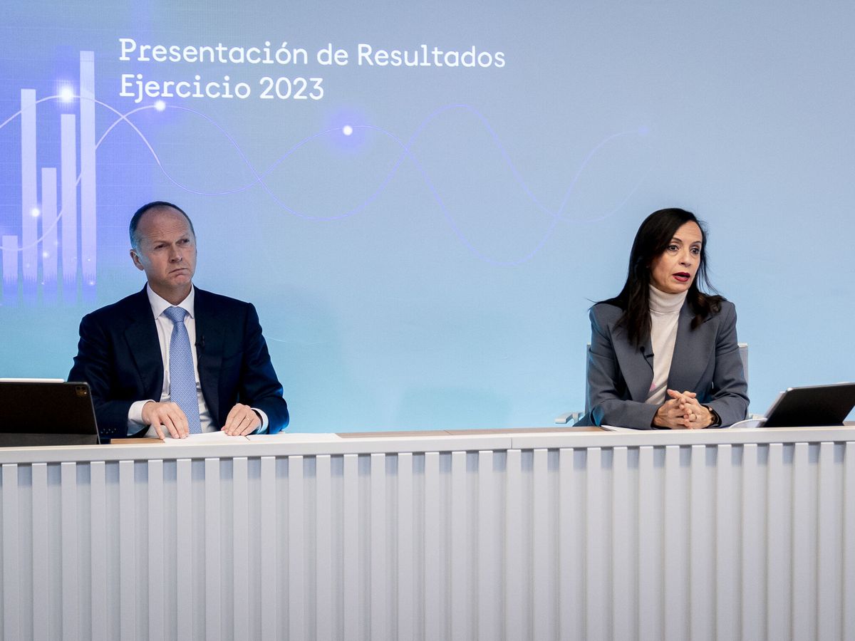 Foto: El CEO de Redeia, Roberto García Merino, y la presidenta de Redeia, Beatriz Corredor. (Europa Press/Pérez Meca) 