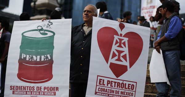 Foto: Simpatizantes de Andrés Manuel Lopez Obrador con carteles de protesta contra la reforma energética del presidente Peña Nieto, en 2013. (Reuters)