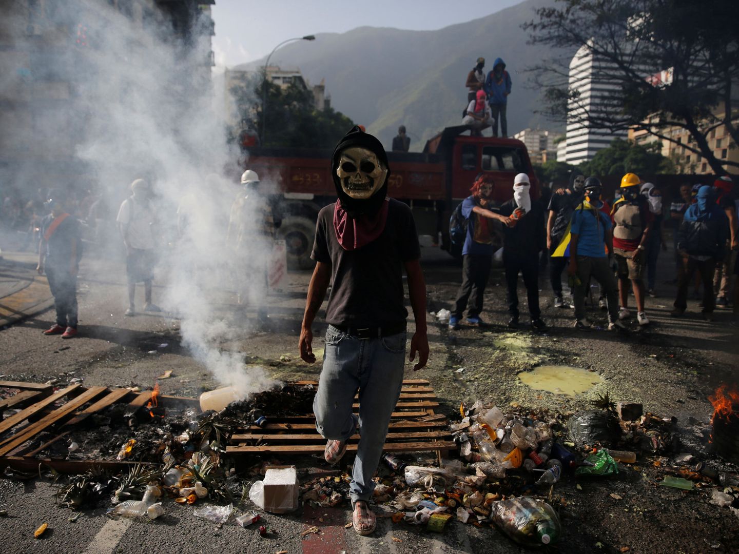 Manifestantes opositores bloquean una carretera durante una protesta en Caracas. (Reuters)