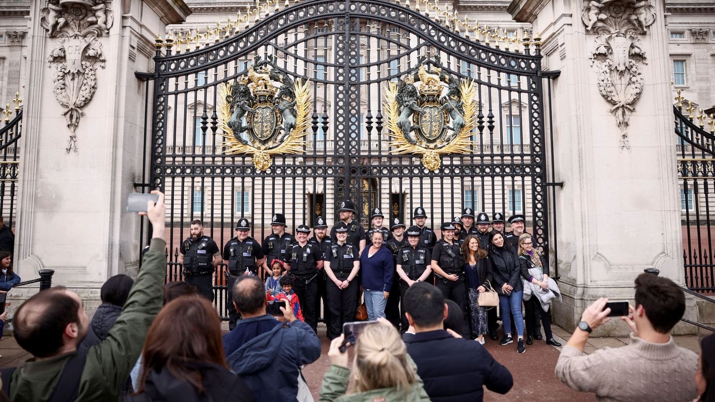 Turistas frente al palacio de Buckingham. (Reuters)