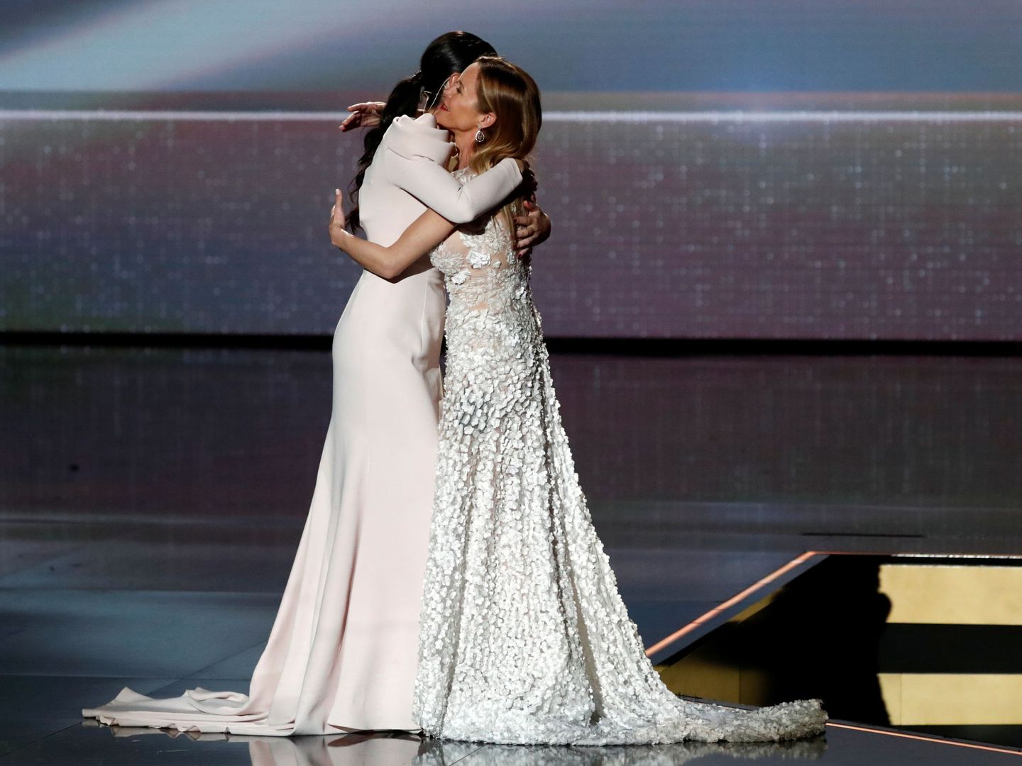 Abrazada a su hermana, María, en la gala.  (Reuters)