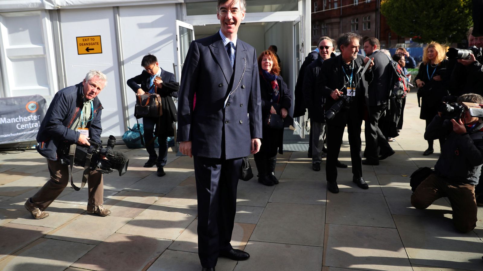 Foto: Jacob Rees-Mogg a su llegada a una conferencia del Partido Conservador en Manchester. (Reuters)
