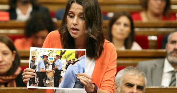 Foto: Inés Arrimadas durante la sesión en el Parlament. (EFE)