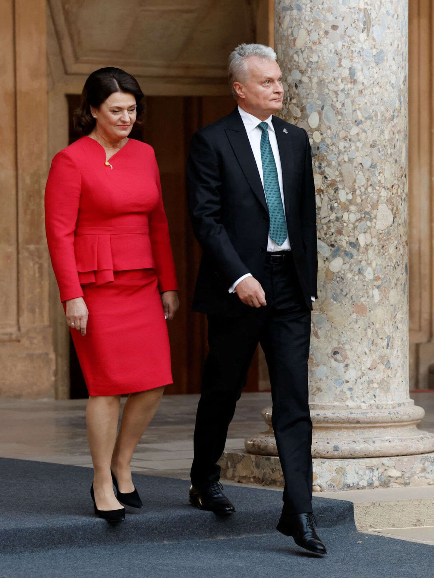 El presidente de Lituania, Gitanas Nauseda, y su esposa, Diana Nausediene, llegan a la reunión en Granada. (Reuters/Jon Nazca)