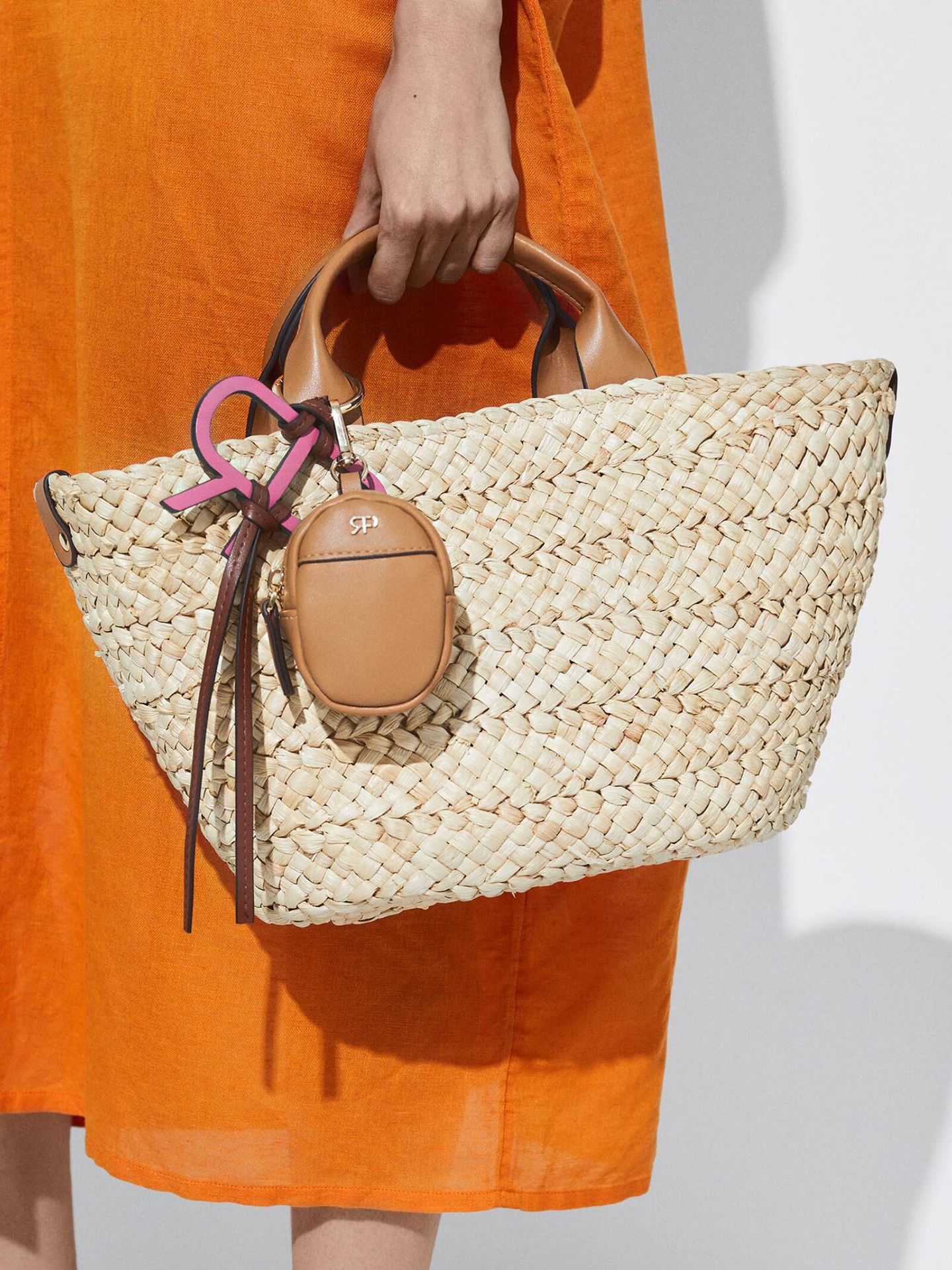Esta cesta es el bolso perfecto para las noches de verano