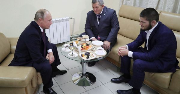 Foto: Putin, Khabib y su padre y entrenador Abdulmanap Nurmagomedov. (EFE)
