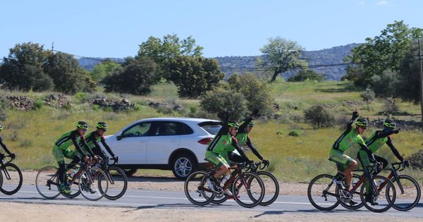 Foto: Ciclistas circulando por una carretera en la provincia de Avila 