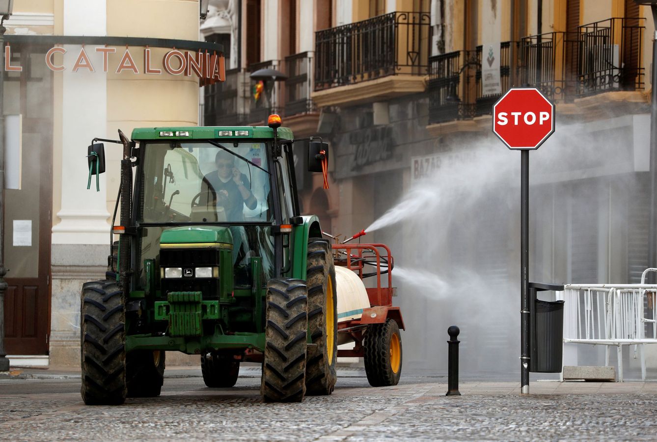 Un granjero desinfectando calles de Ronda con su tractor. (EFE)