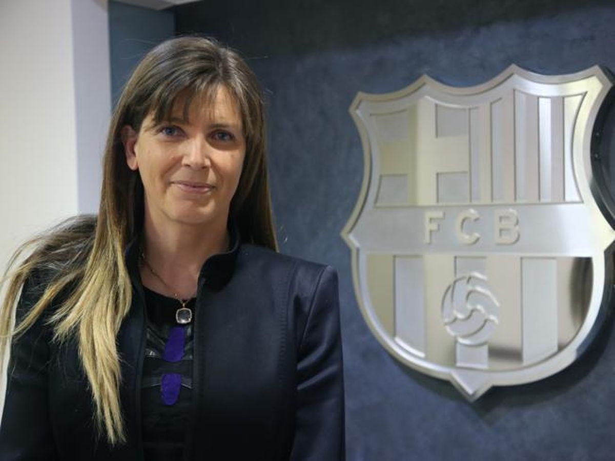 Foto: Susana Monje posa con el escudo del Barça. (FC Barcelona)