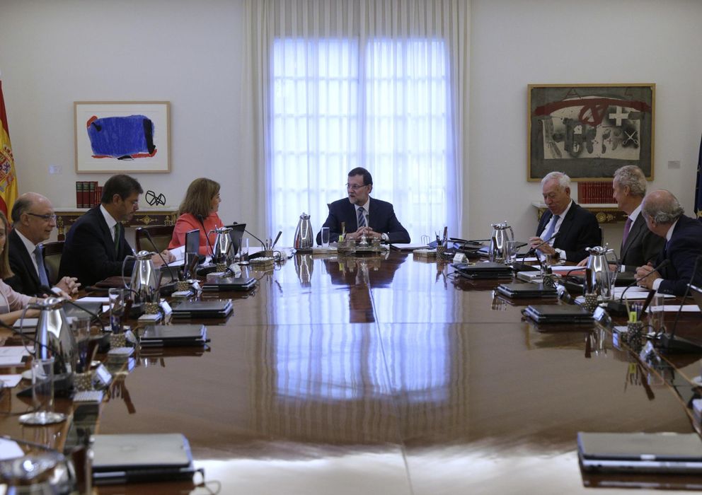 Foto: Mariano Rajoy junto a sus ministros en un consejo extraordinario (Efe)
