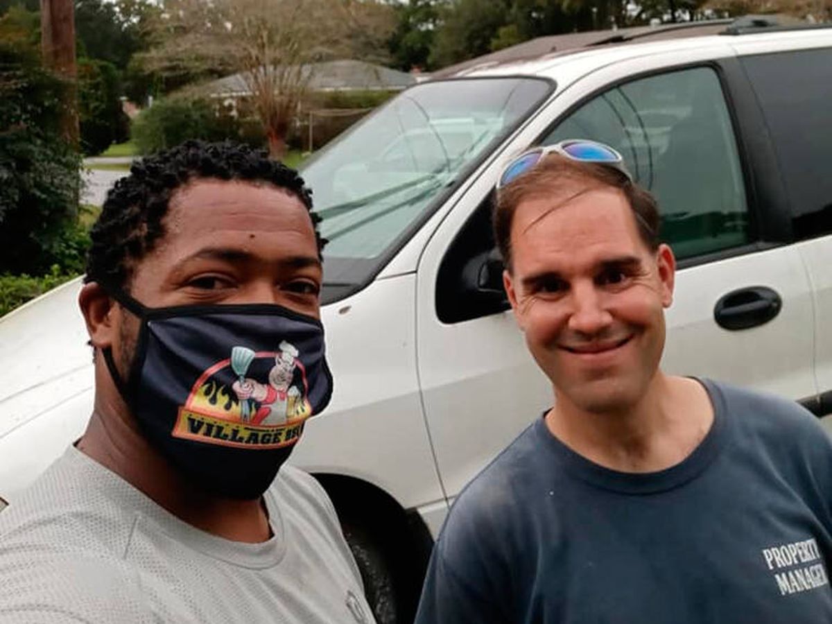 Foto: Eliot Middleton, junto a una de las personas que ya recibió un coche arreglado (Facebook)
