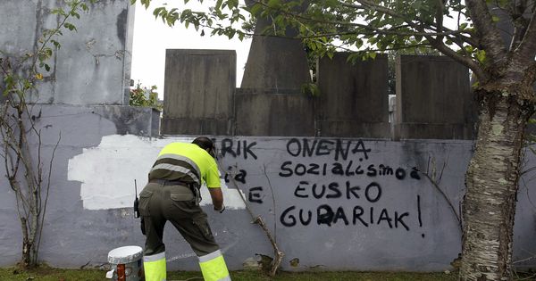 Foto: Un operario del cementerio de Zarautz borra pintadas de apoyo a la banda terrorista ETA. (EFE)