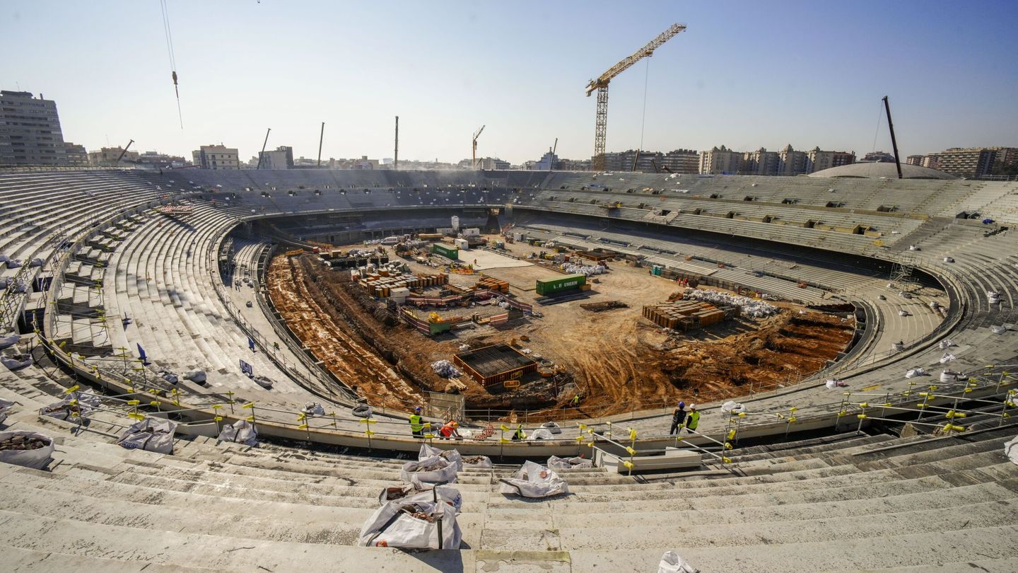 Operarios, trabajando en la primera fase de las obras del Camp Nou. (EFE/Enric Fontcuberta)