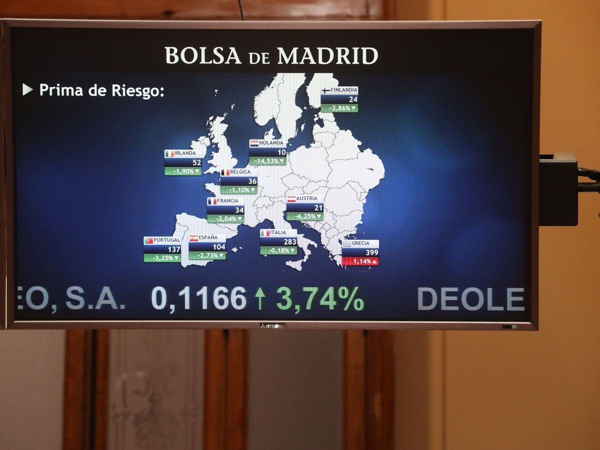 Foto: Pantalla que muestra las primas de riesgo europeas en el interior de la Bolsa de Madrid. (EFE)
