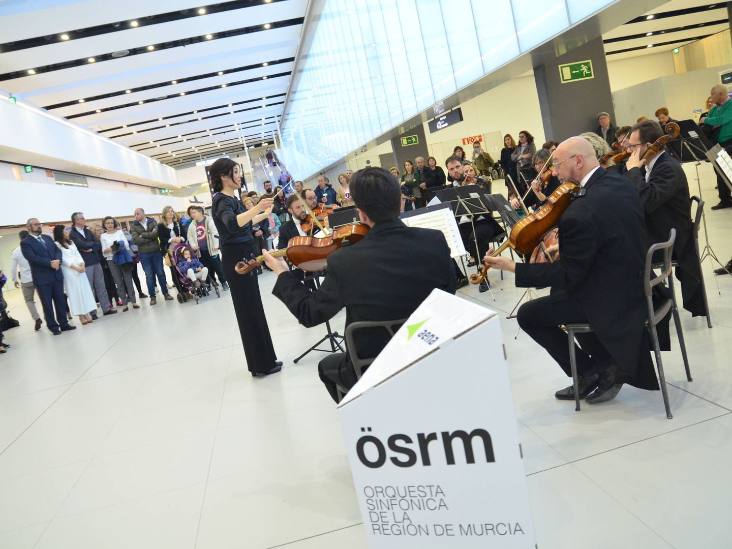 Actuación de la Orquesta Sinfónica de la Región de Murcia en el aeropuerto