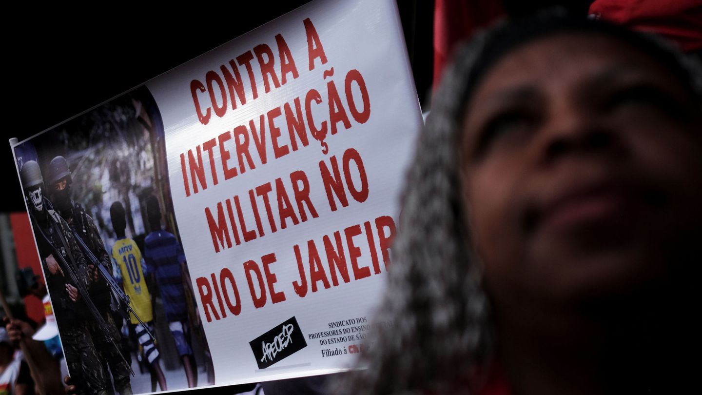 Un manifestante enarbola un cartel contra la intervención militar durante una protesta contra Temer en Sao Paulo, el 19 de febrero de 2018. (Reuters)