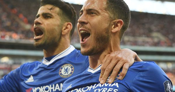 Foto: Hazard celebra junto a Diego Costa el tercer gol del Chelsea. (EFE)