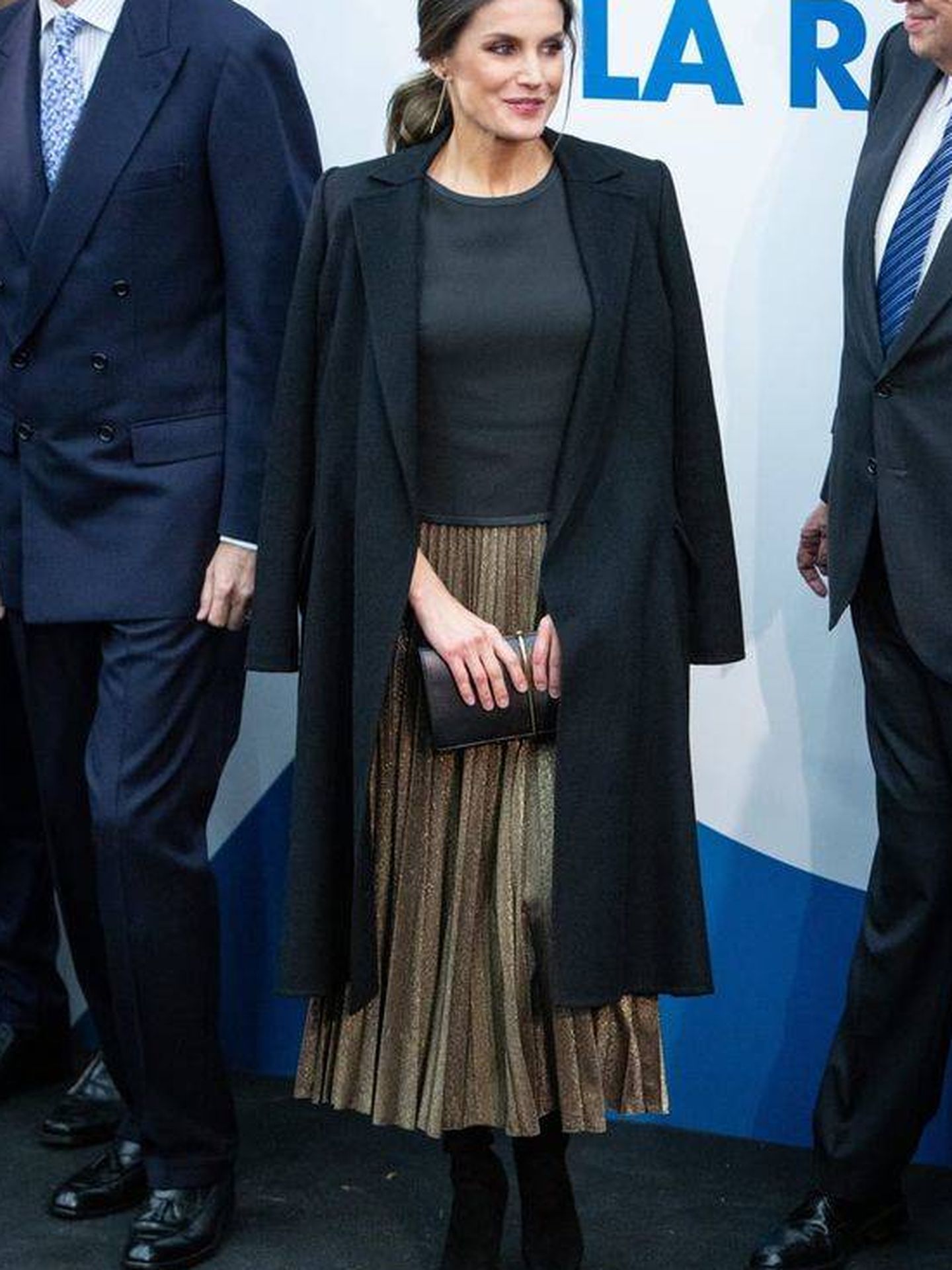 Doña Letizia con la falda midi plisada de Zara.