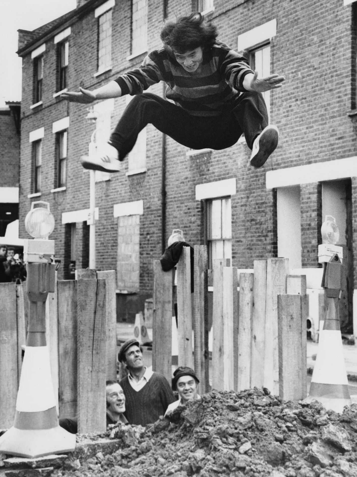 Chan, demostrando sus habilidades atléticas en Londres, 1980. (Getty) 