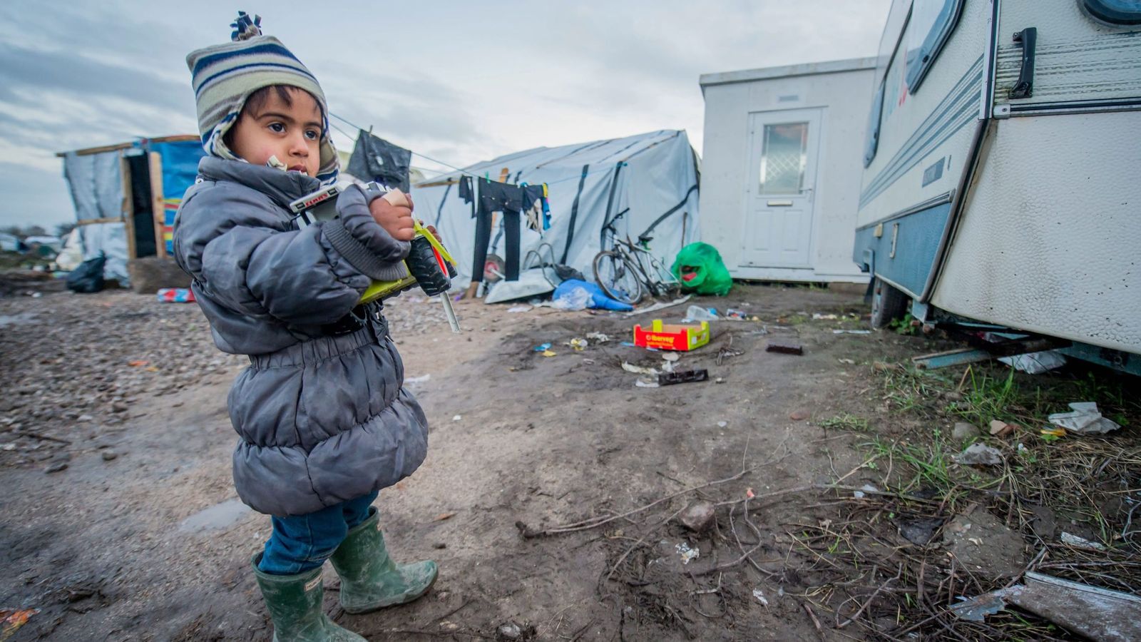 Foto: Una niña refugiada en el puerto de Calais, llamado también 'La Jungla'. (Efe) 