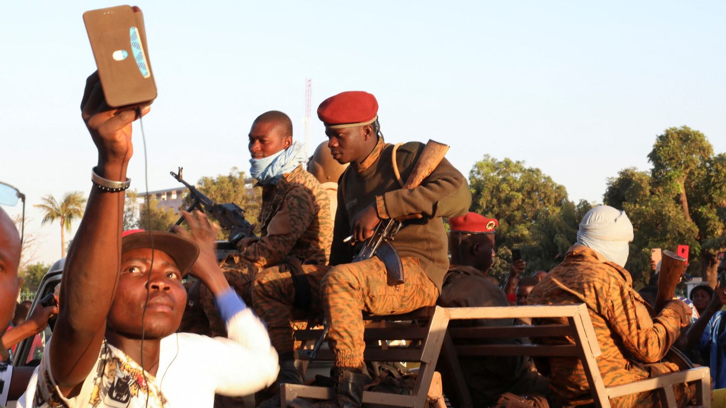 Militares patrullan las calles de Uagadugú tras el golpe de EStado. (Vincent Bado/Reuters)