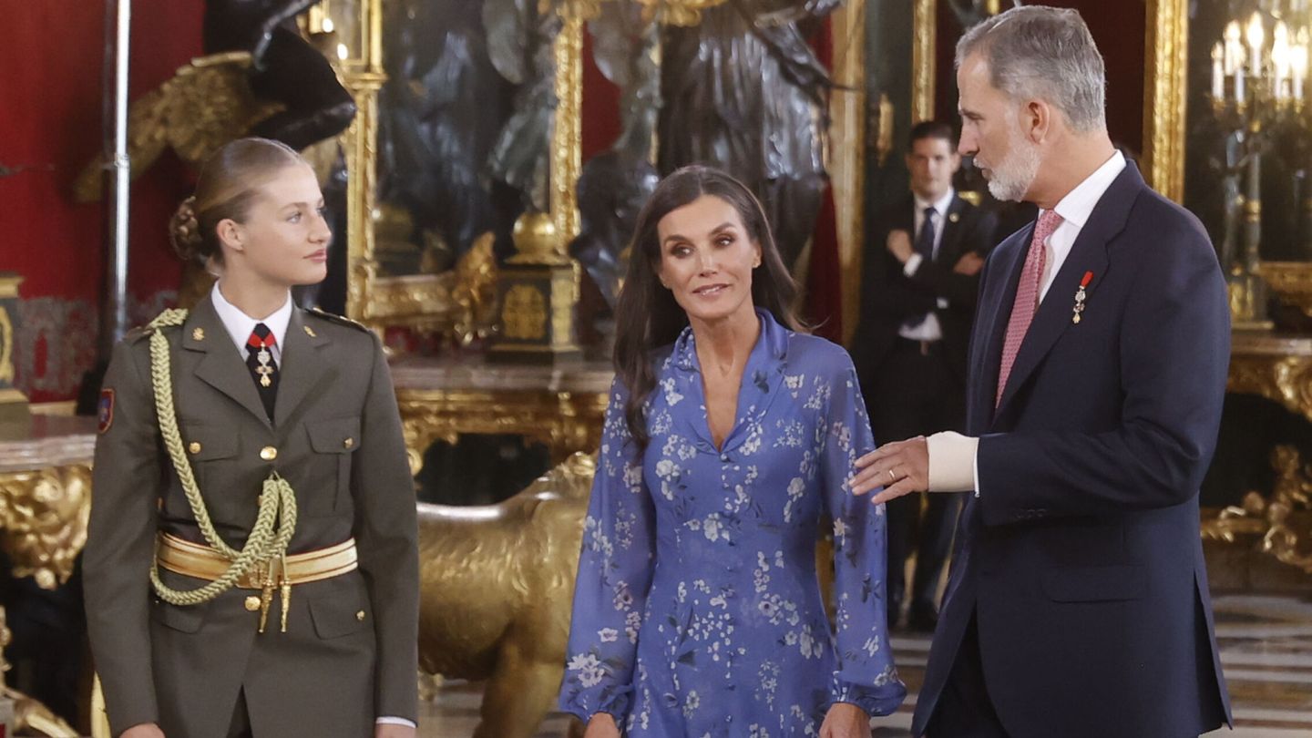 Los reyes Felipe y Letizia junto a la princesa Leonor en el Palacio Real en Madrid. (EFE/Juan Carlos Hidalgo)