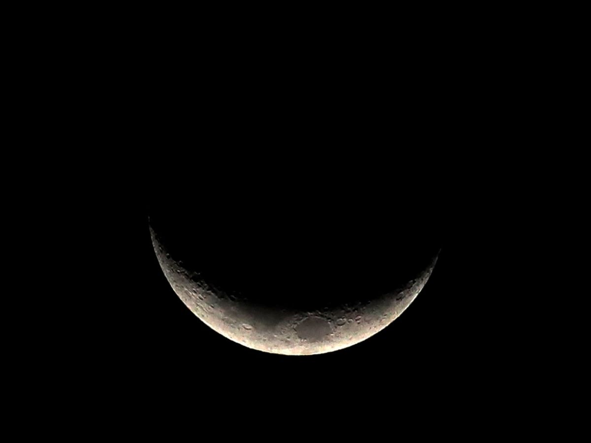Foto: Vista de la luna creciente desde Ciudad de Panamá (Panamá). (EFE)