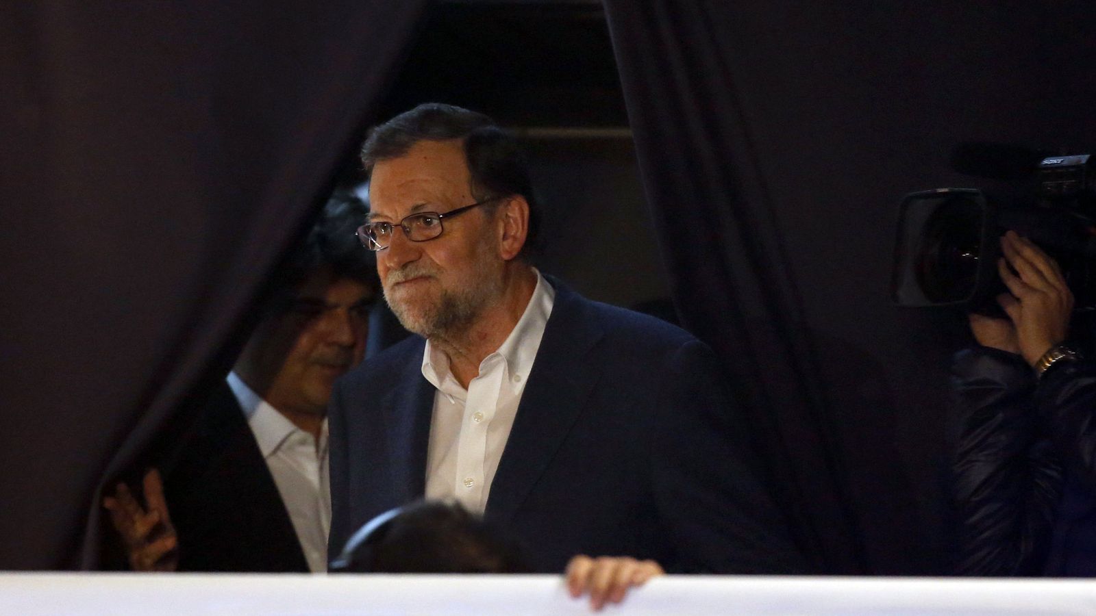 Foto: Mariano Rajoy en la sede popular ante sus simpatizantes el 20-D. (EFE)