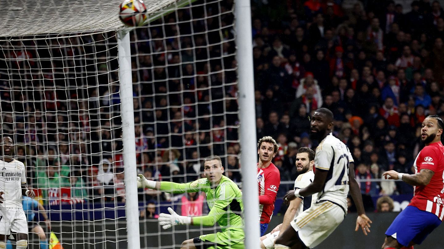 Antoine Griezmann marca al Real Madrid en los octavos de final (REUTERS/Juan Medina).