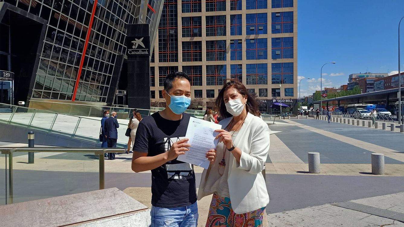 Foto: Bao, uno de los ciudadanos chinos afectados, acompañado de la abogada penalista Marisa Penín. (A. Mata)