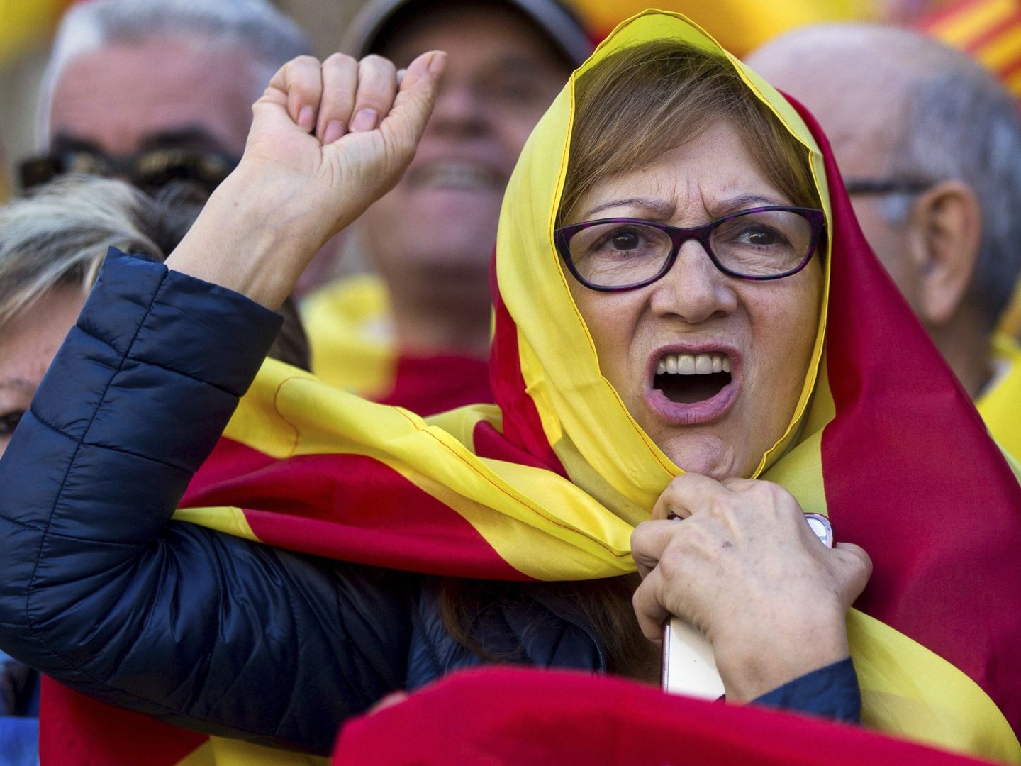 Una mujer, durante una manifestación convocada por Societat Civil Catalana en Barcelona. (EFE)