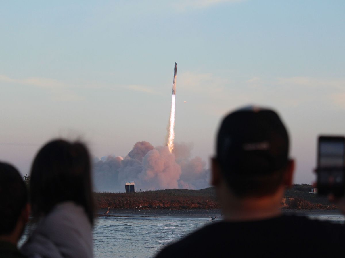 Foto: Un grupo de aficionados observa el segundo lanzamiento de Starship (EFE/Abraham Pineda-Jacome)