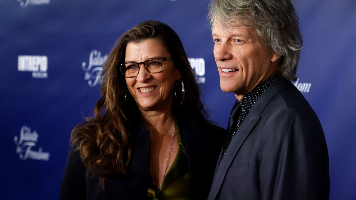 Jon Bon Jovi y su mujer, Dorothea Hurley,  en el Museo Intrepid Sea, Air & Space de Nueva York en 2021. (EFE/EPA/Jason Szenes)
