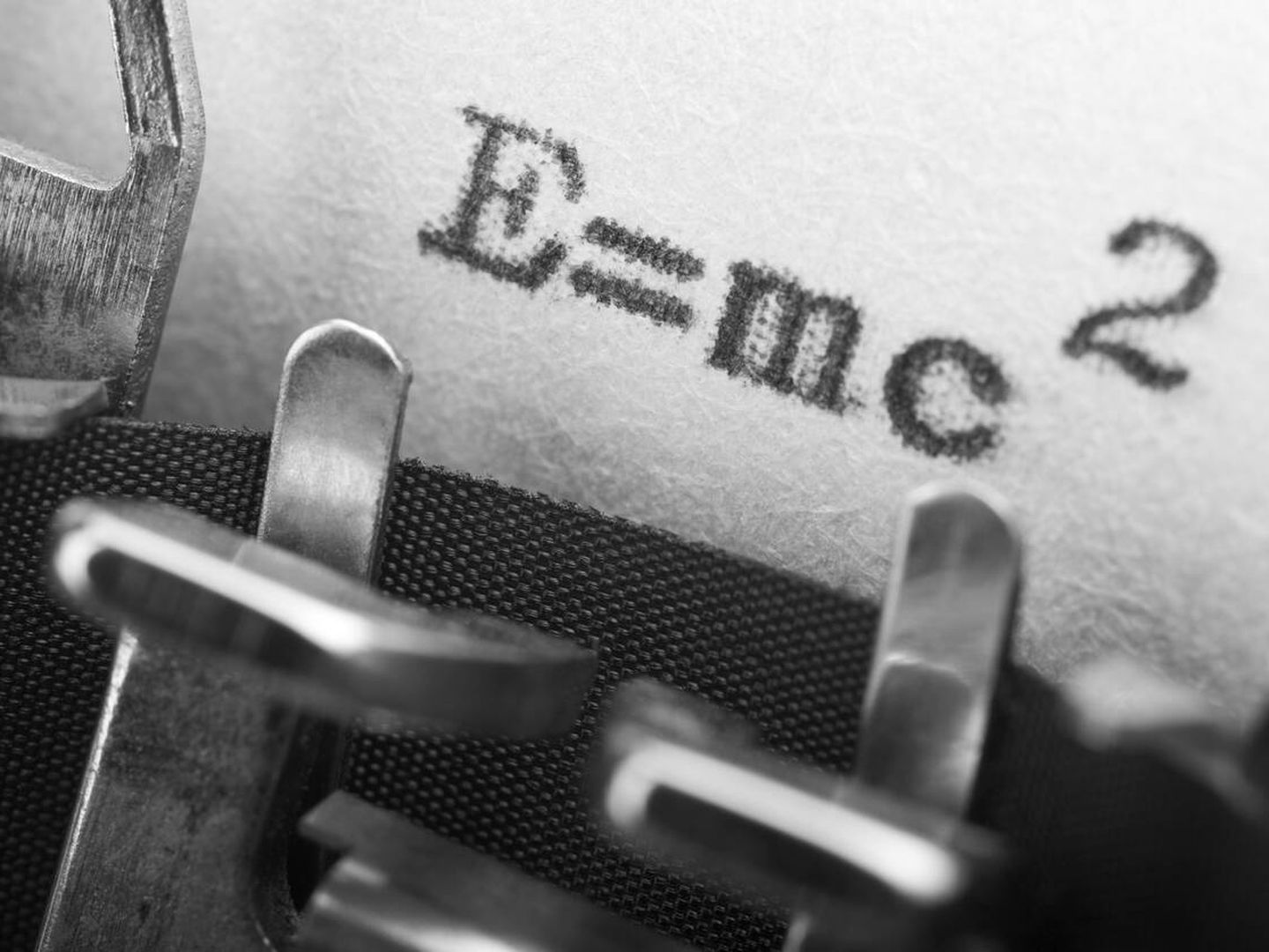 Tu cuñado escribe E = mc2 en una máquina de escribir. Qué lumbrera. (iStock)