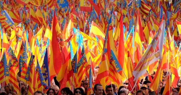 Foto: Sentandreu, con corbata naranja, en el la cabecera de la marcha. A su derecha, Cristina Seguí. (Reuters)