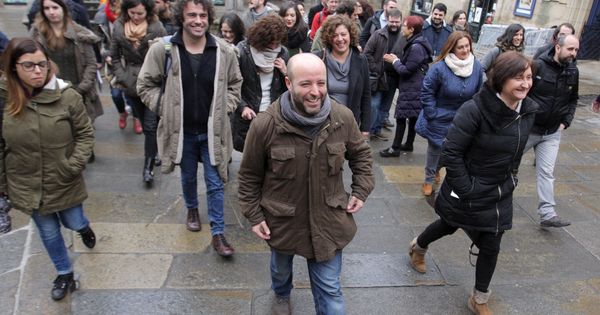 Foto: El portavoz de En Marea en el Parlamento Gallego, Luís Villares (c), junto a los miembros de la confluencia. (EFE)