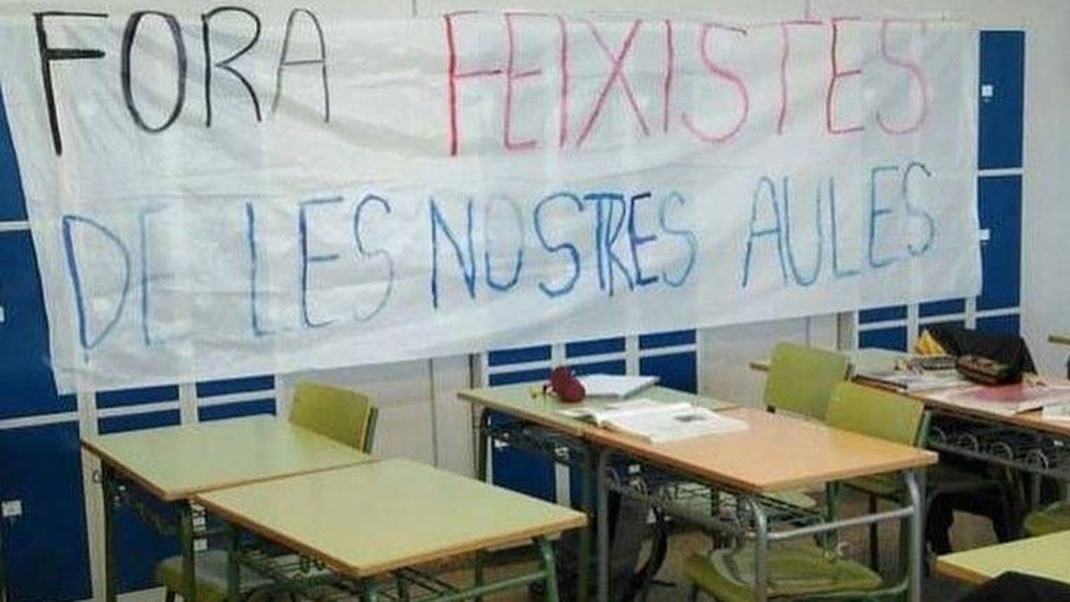 Purgan al presidente de Profesores por el Bilingüismo entre pancartas de 'fascista'