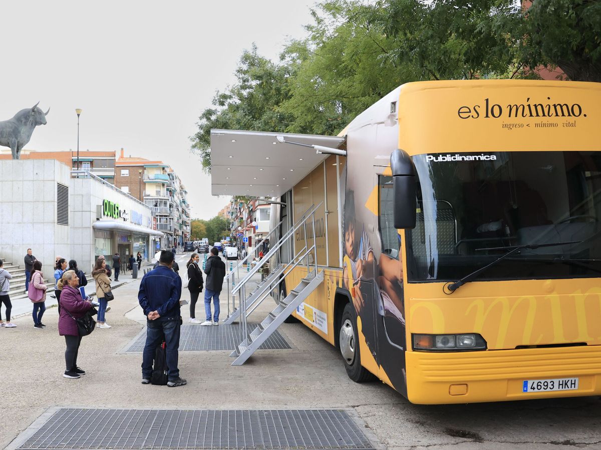 Foto: Autobús informativo del ingreso mínimo vital, en Madrid. (EFE/Zipi) 