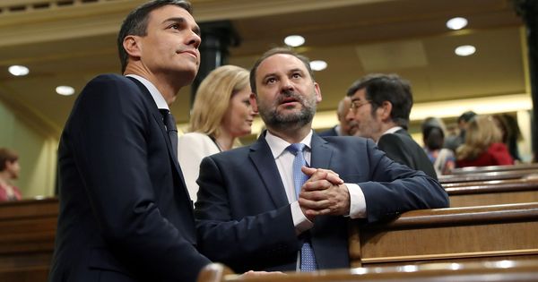 Foto: Pedro Sánchez y José Luis Ábalos, en el Congreso de los Diputados. (EFE)