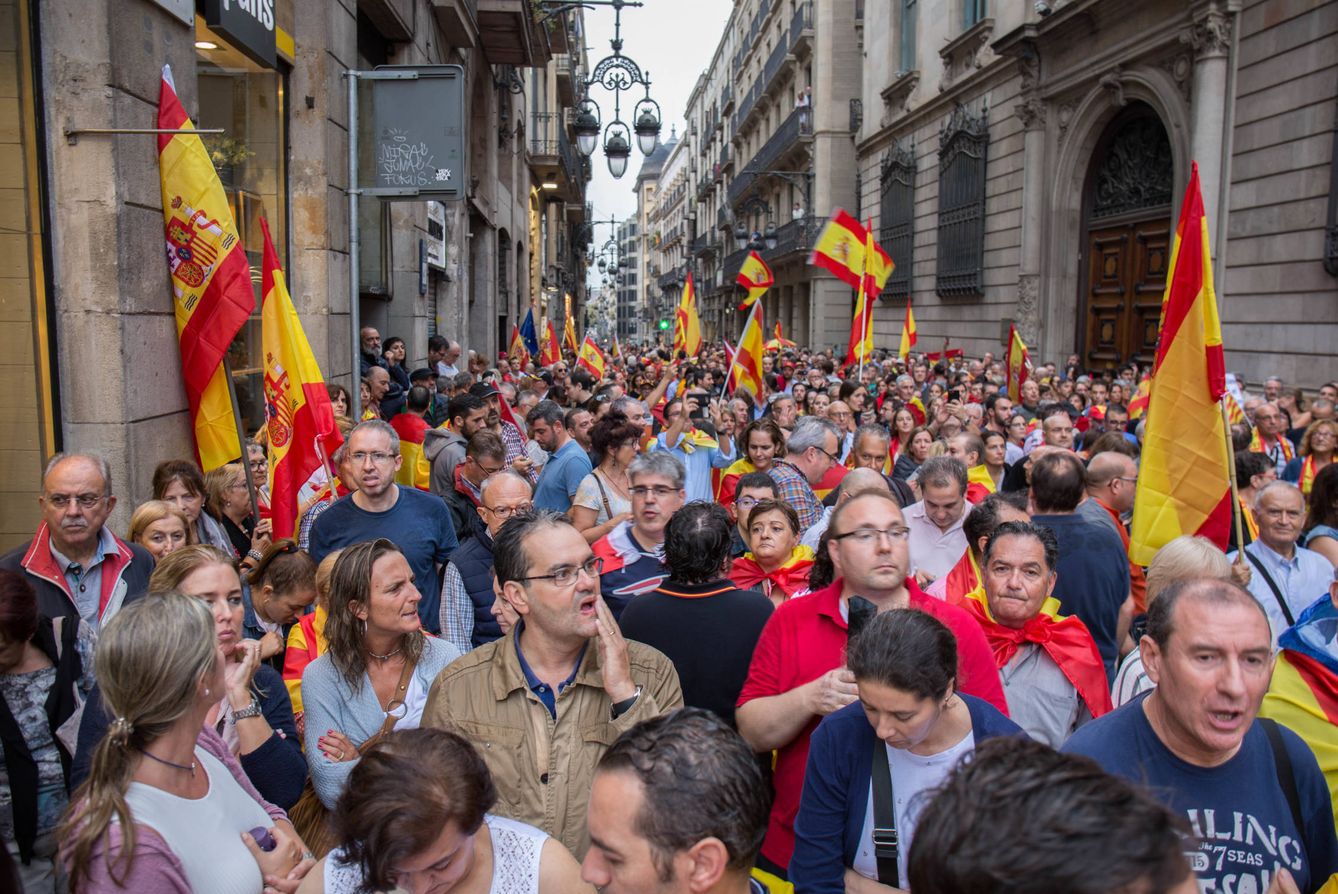 La manifestación ha desbordado ampliamente los accesos a la plaza Sant Jaume. (David Brunat)